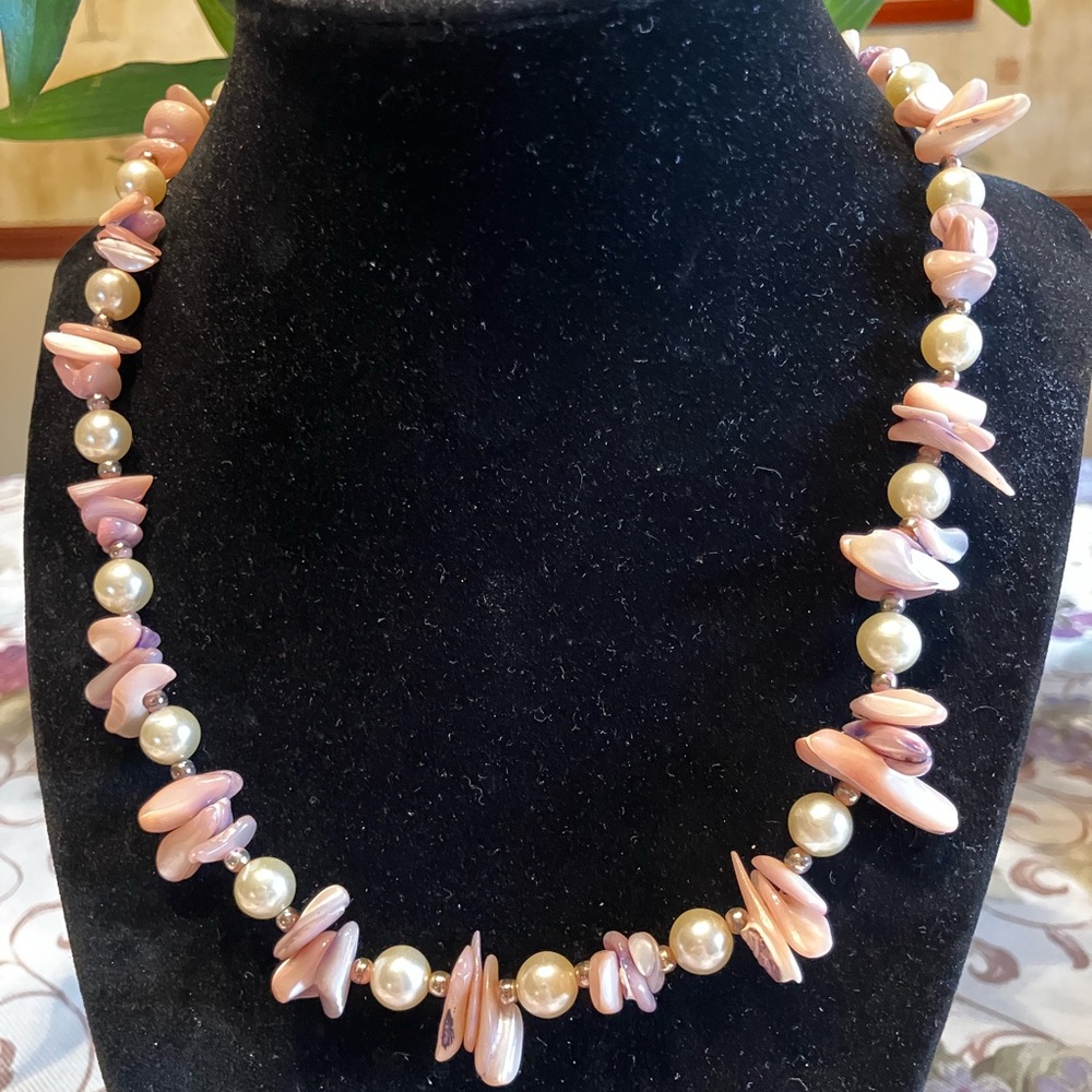 ABALONE GLASS PEARLS AND PINK SPACERS WITH A SPRING LOCK CLASP